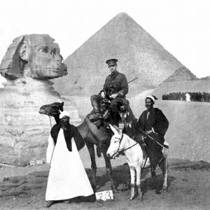 Dr Cluny MacPherson en Égypte en 1915 [Public domain], via Wikimedia Commons