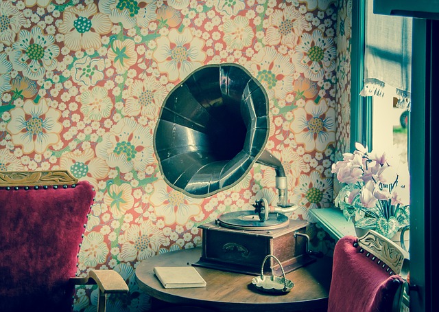 Gramophone sur une table.